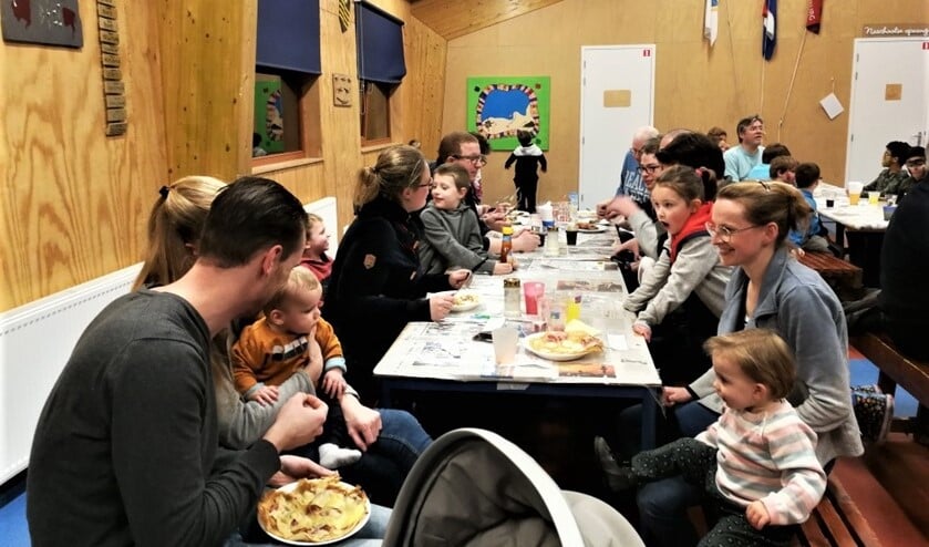 Genieten van pannenkoeken in het clubhuis van Scouting Sint Maarten Hildegard voor de scouts die naar de jamboree gaan (foto: pr).
