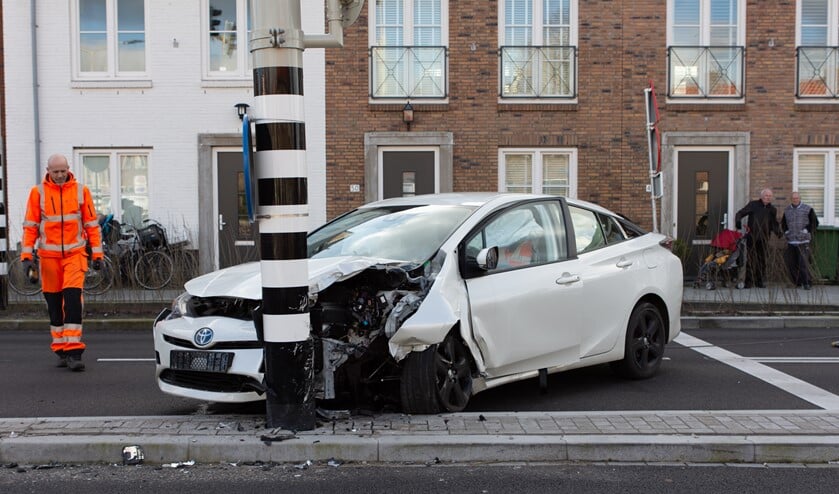 De auto kwam tot stilstand tegen een verkeerslicht (foto: Brian Roeten).