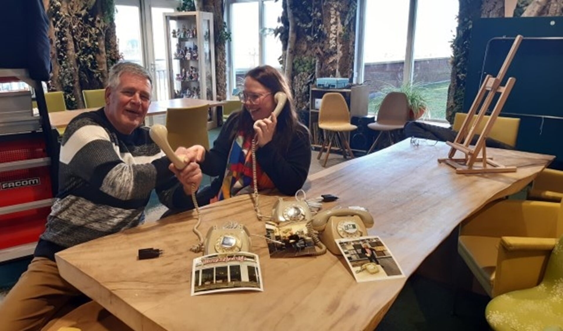 Joop van der Vet brengt Wonderfoons bij Zoetermeerse centra voor ouderenzorg. Rechts: Melanie Bosman, coördinator welzijn dagactiviteiten WZH Oosterheem. Foto: Ineke van der Vet.