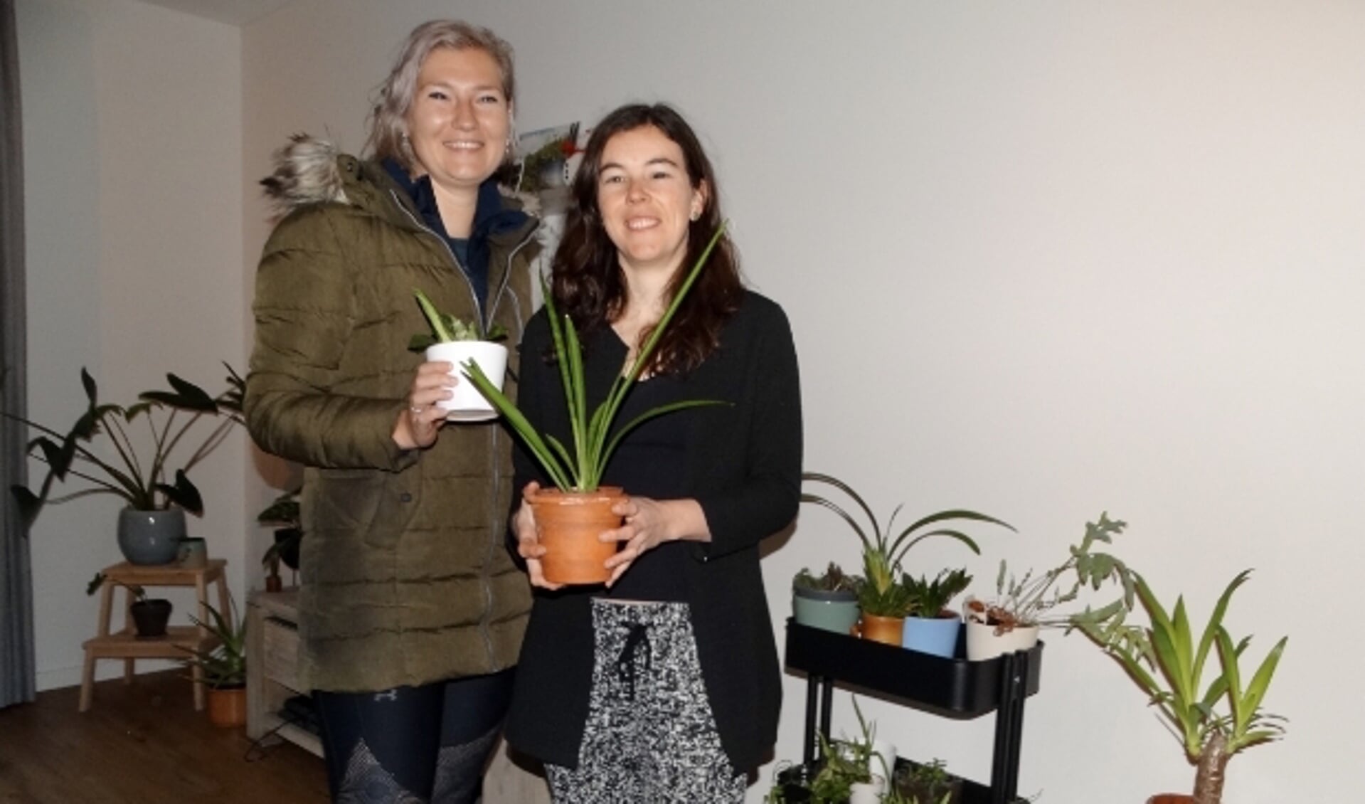 Michèle (rechts) zoekt samen met Heleen Pons een geschikte plant uit.