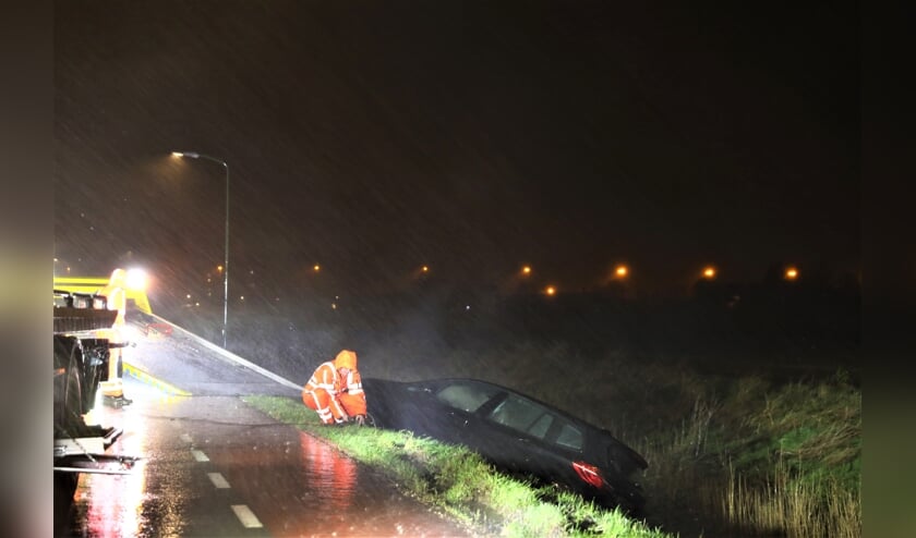 Tijdens het noodweer wordt de personenauto geborgen (foto: Sander Paardekooper).