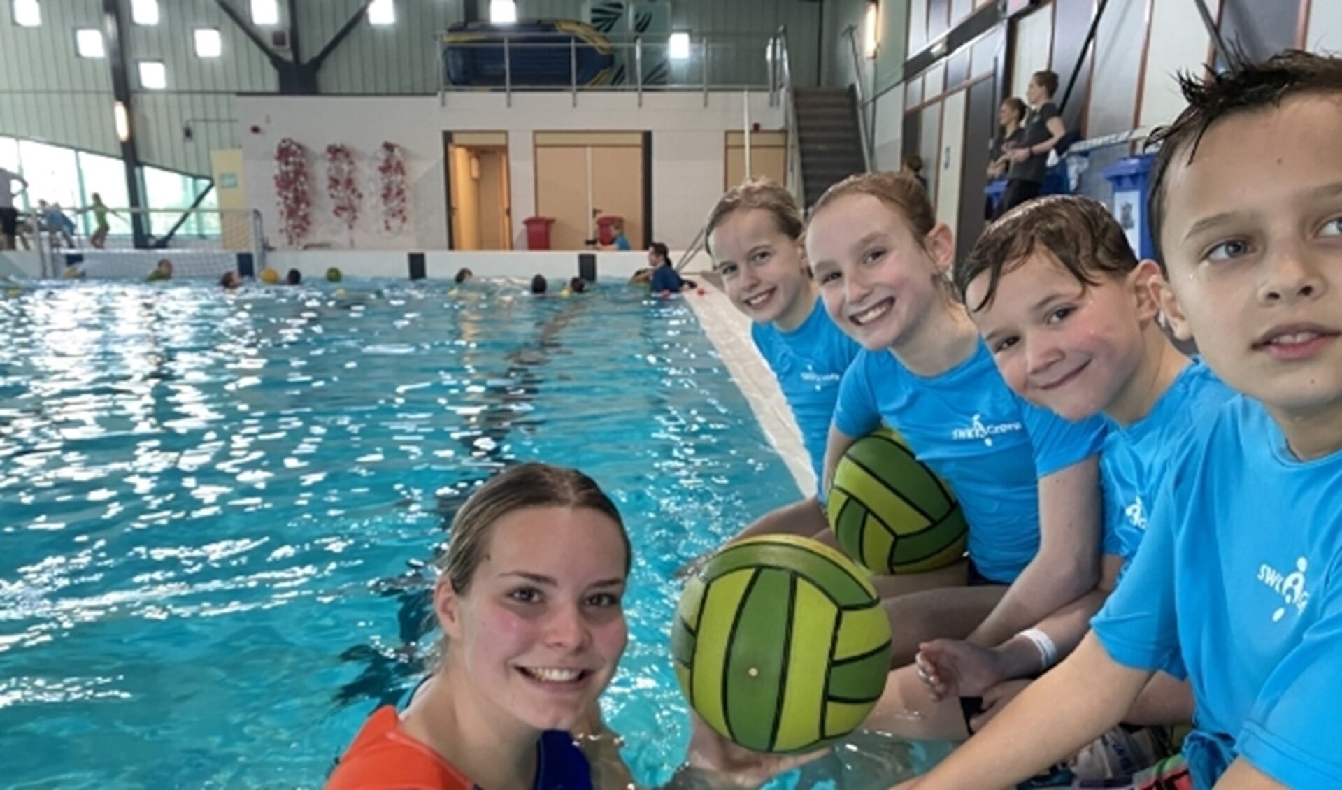 Waterpolospeelster en kinderen van de Kern Kinderopvang