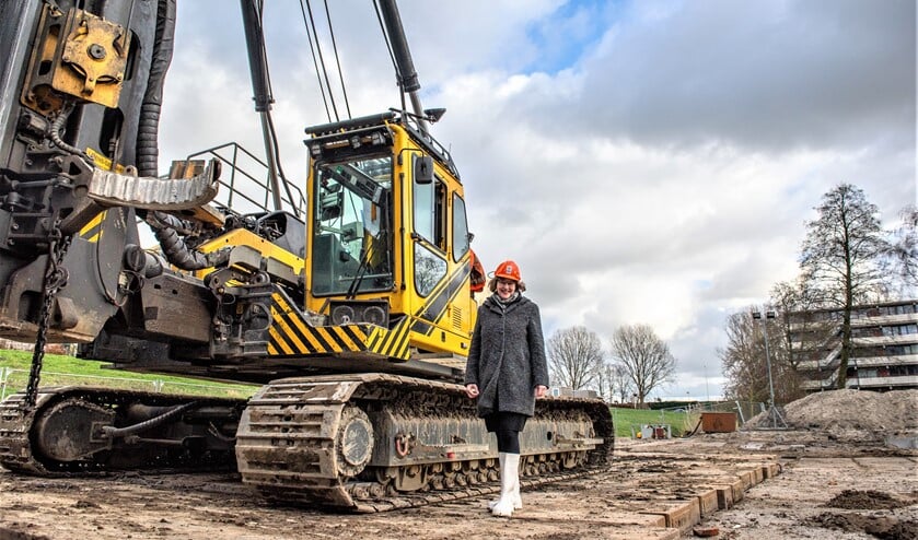Wethouder Juliette Bouw bij de heistelling waarmee aan De Tol de eerste paal is geslagen (foto: Barbara Koppe).