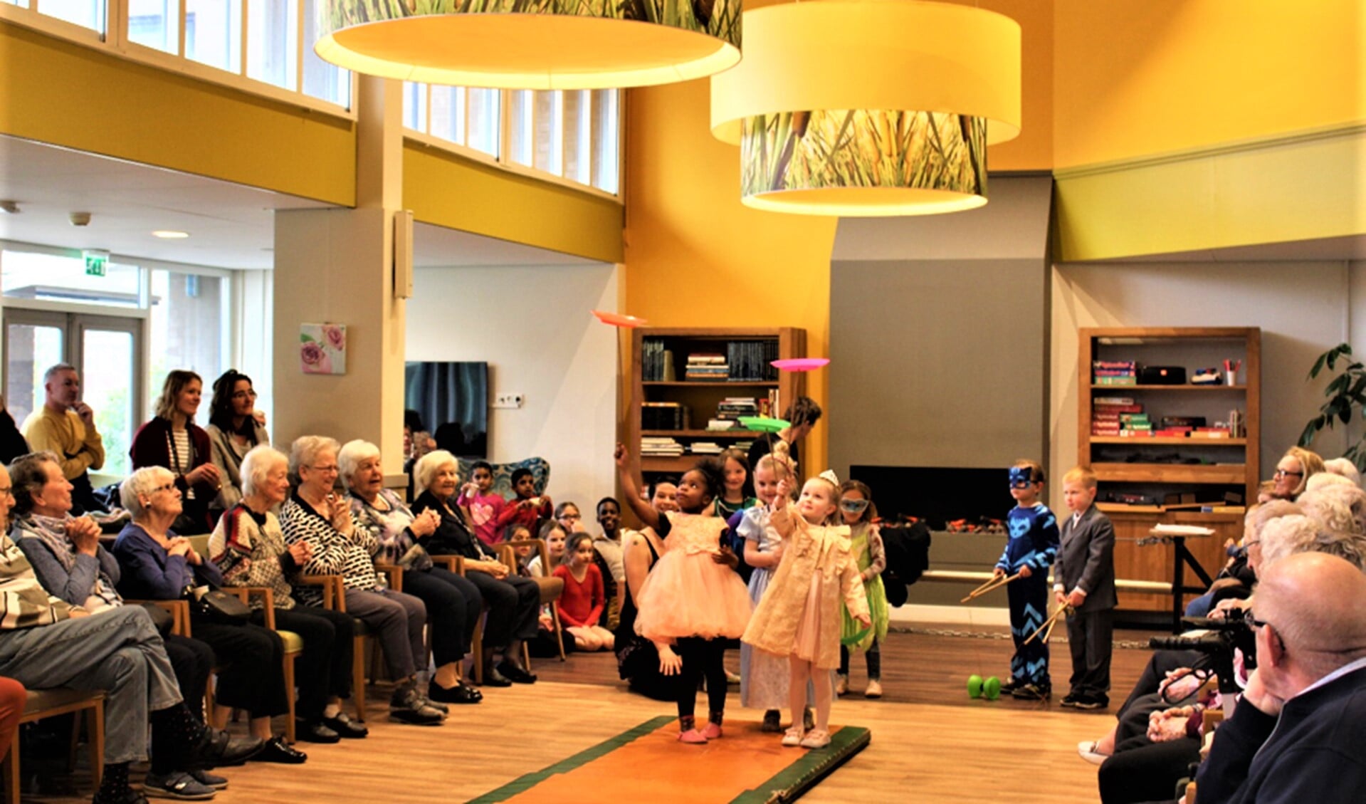 De circusvoorstelling door jonge kinderen van de Brede School in de aula van WZH SChoorwijck in Leidschendam (foto: pr WZH).