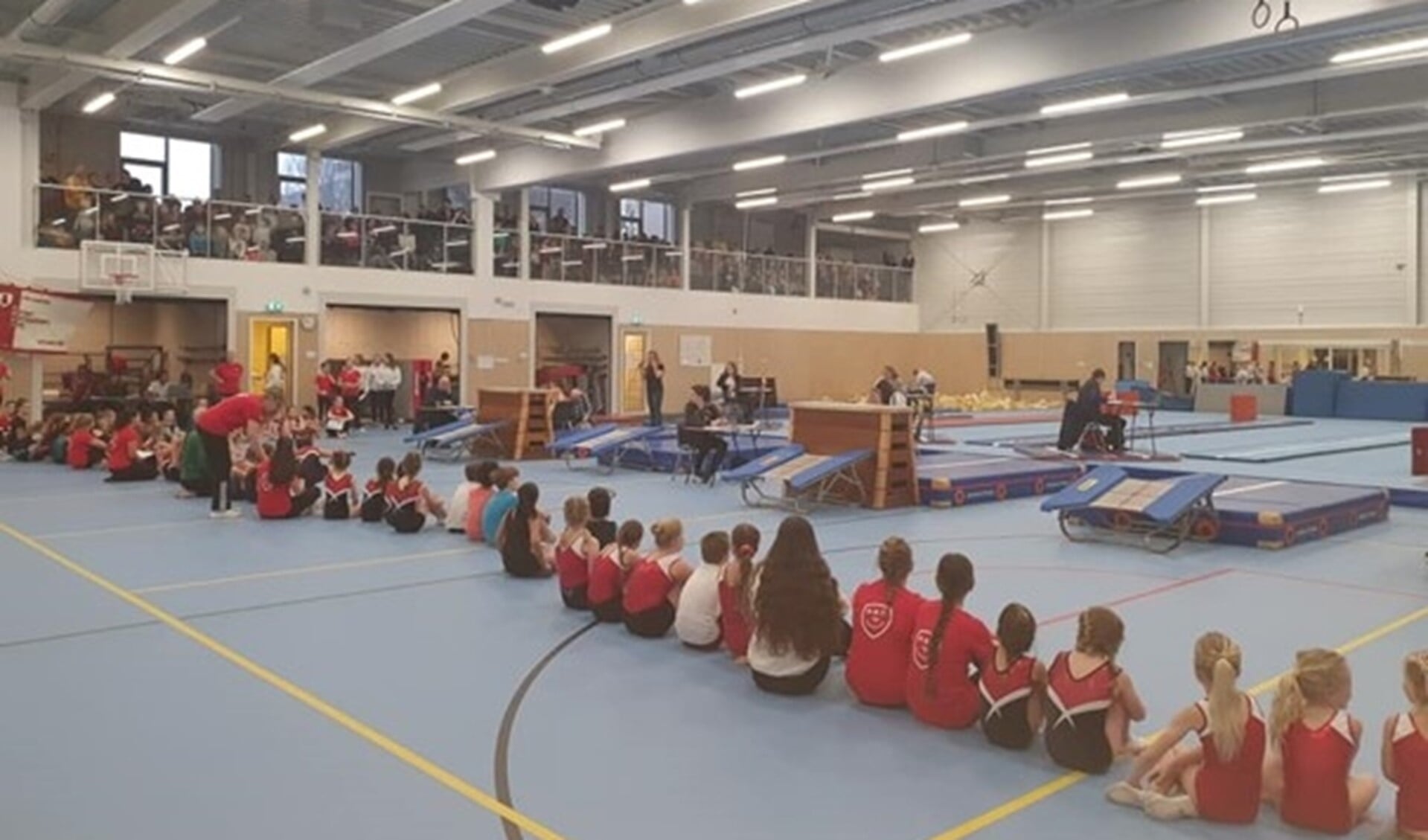Meer dan 300 kinderen turnden voor voor een medaille tijdens deze Voorburgse Springkampioenschappen in turnhal De Cascade. 