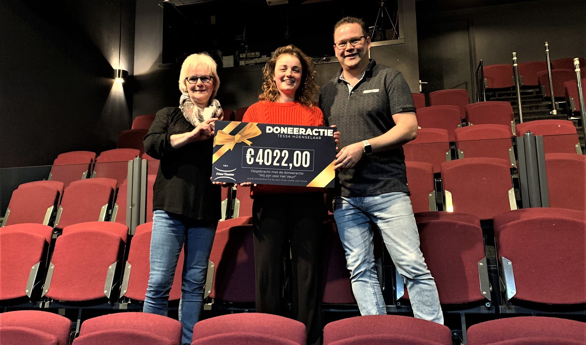Oscar van Schijndel en Ingrid Blom van Het Veur Theater nemen de cheque in ontvangst van Tessa Hoenselaar (foto: pr).