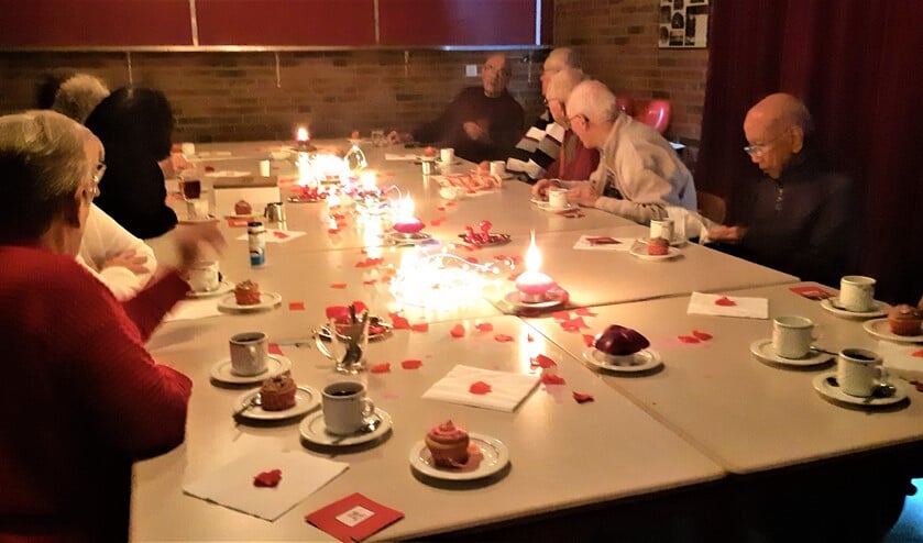 Bij kaarslicht van hartenkaarsen hebben de bezoekers genoten van lekkere hapjes en allerlei leuke en gezellige dingen.
