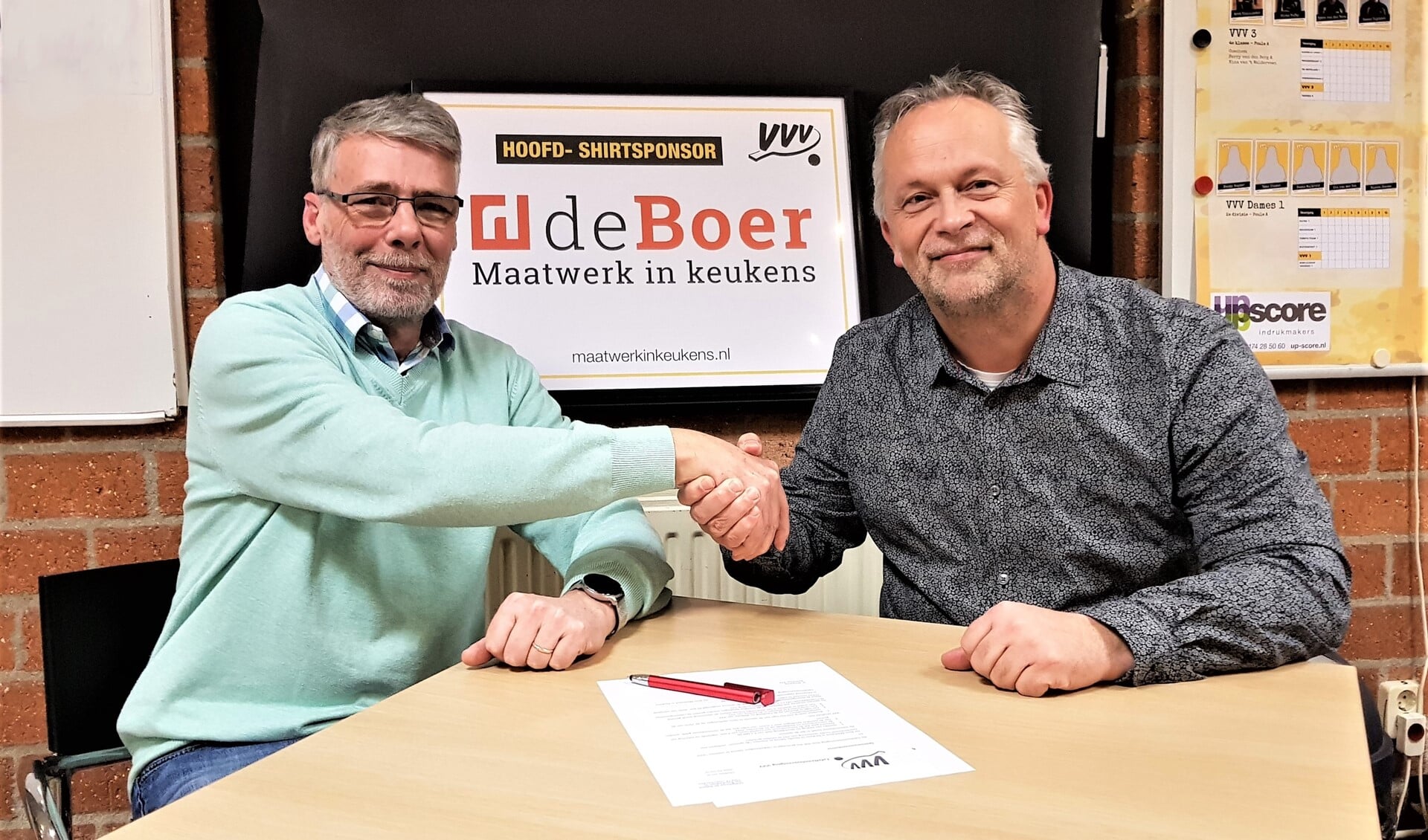 Voorzitter Rob Westdorp (VVV) en Jacob de Boer (directeur De Boer Maatwerk in Keukens) schudden elkaar de hand (foto: Remco Bruijne).