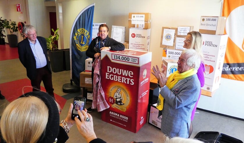 In aanwezigheid van Rene Froger overhandigde Jaap Stelling de ruim 65 miljoen DE-waardepunten aan Henk Foekens.