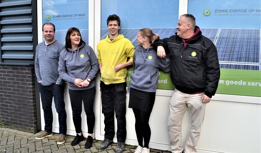 Een deel van het gespecialiseerde team van Zonne-Energie op maat met rechts Carlo Abbing.