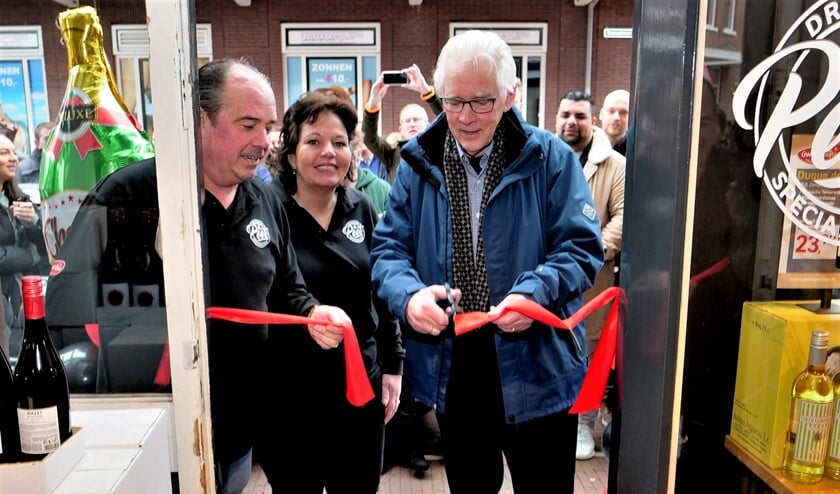 Opening van Drankenspeciaalzaak Peet aan de Damstraat in Leidschendam door Jolanda's vader en (dus) de schoonvader van 'Peet' Verbeek (foto: Ot Douwes).