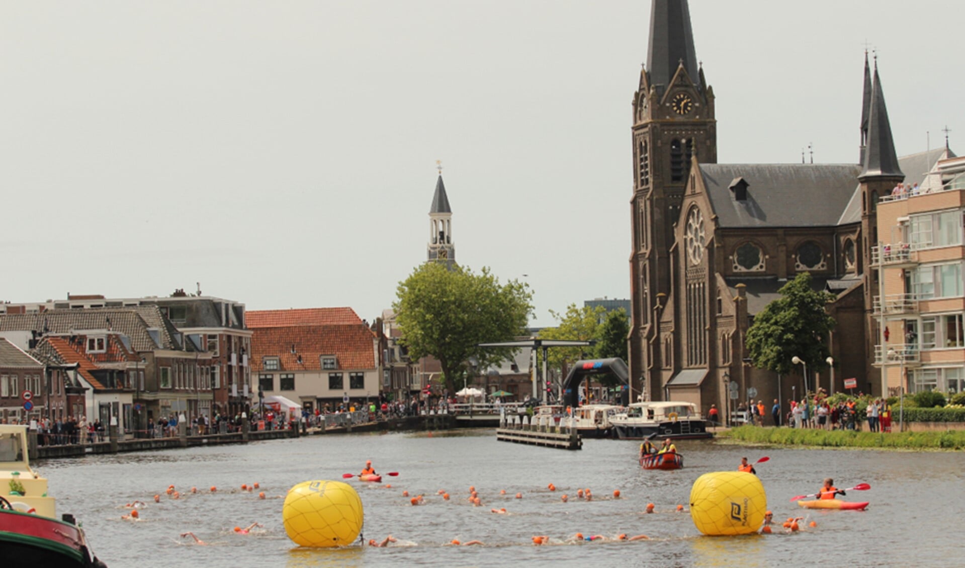 Het zwemonderdeel van de Midzomer Triathlon vindt plaats in het oude centrum van Leidschendam (foto: pr).