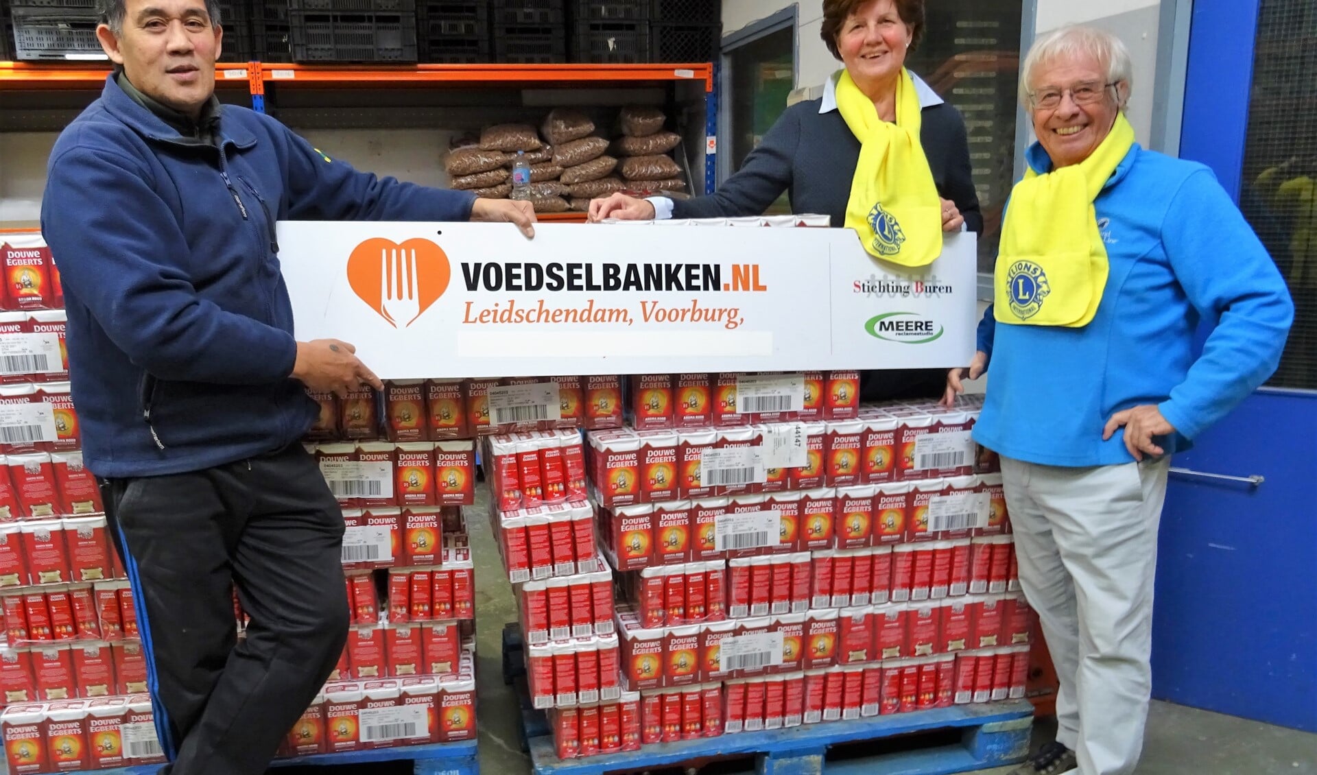 Jim Sabiran (vrijwilliger van het jaar) van Voedselbank LV; Mia Spannenburg, Lionsclub Prinses Marianne en Jaap Stelling, Lionsclub Voorburg.
