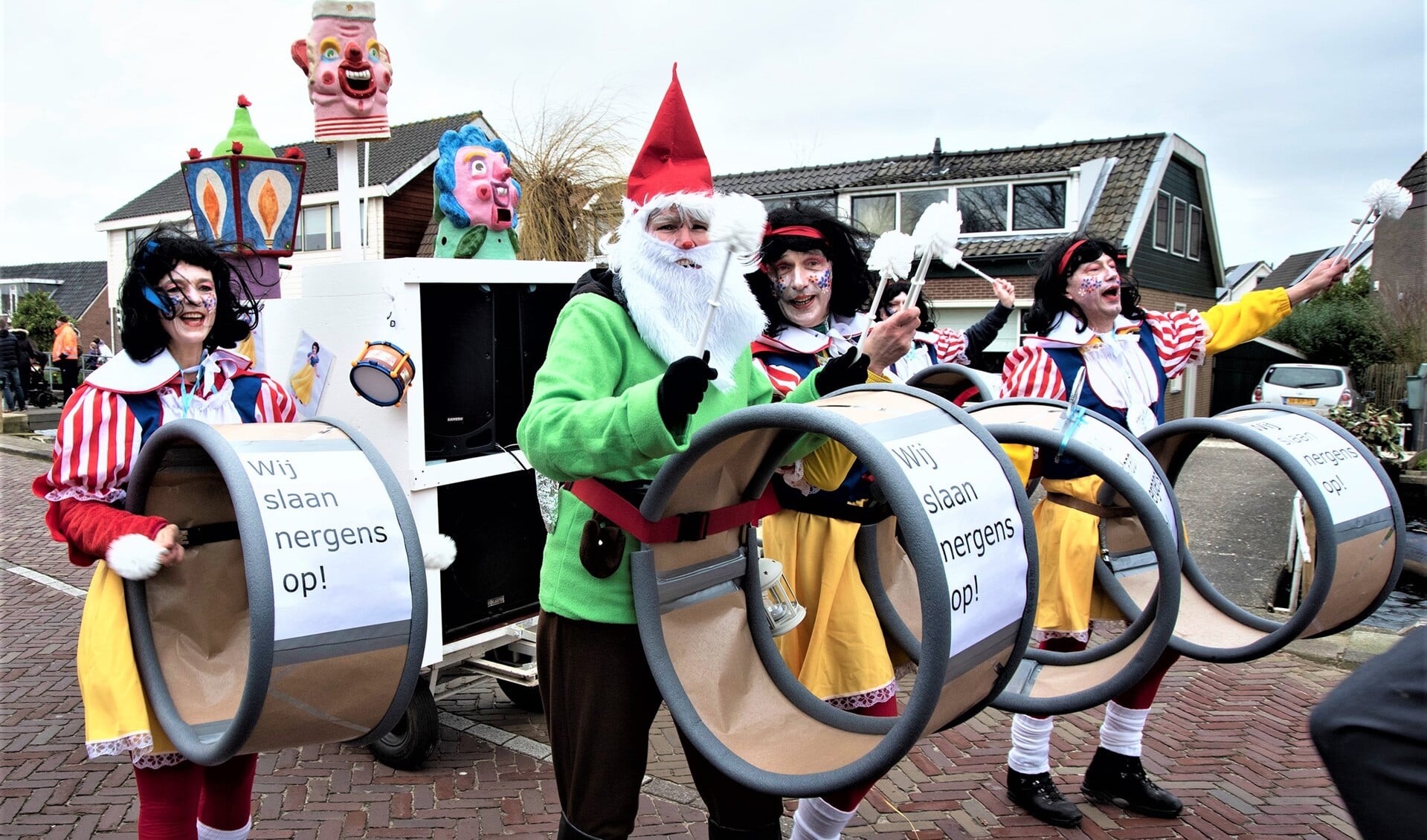 De carnavalsoptocht die wat later op de middag plaatsvond in Stompwijk / Gaandrie kon wel gewoon doorgang vinden (foto: Michel Groen).
