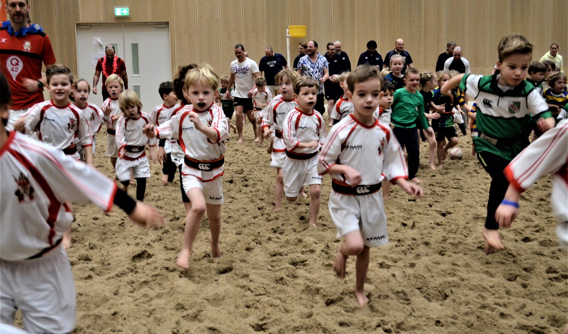 De guppen in het zand tijdens het rugby-evenement Small Oranges Beach Day (foto: Ap de Heus).