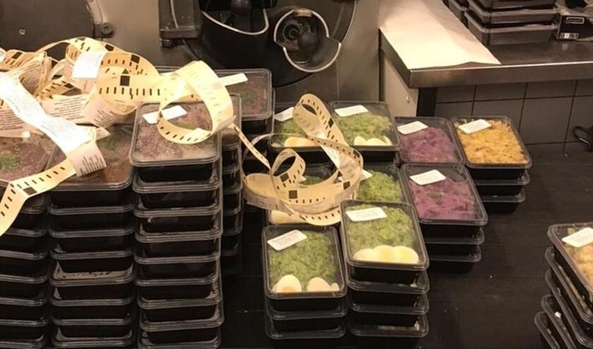 De verse maaltijden in gestickerde bakken staan klaar voor aflevering (foto: Van Rijn Culinair).