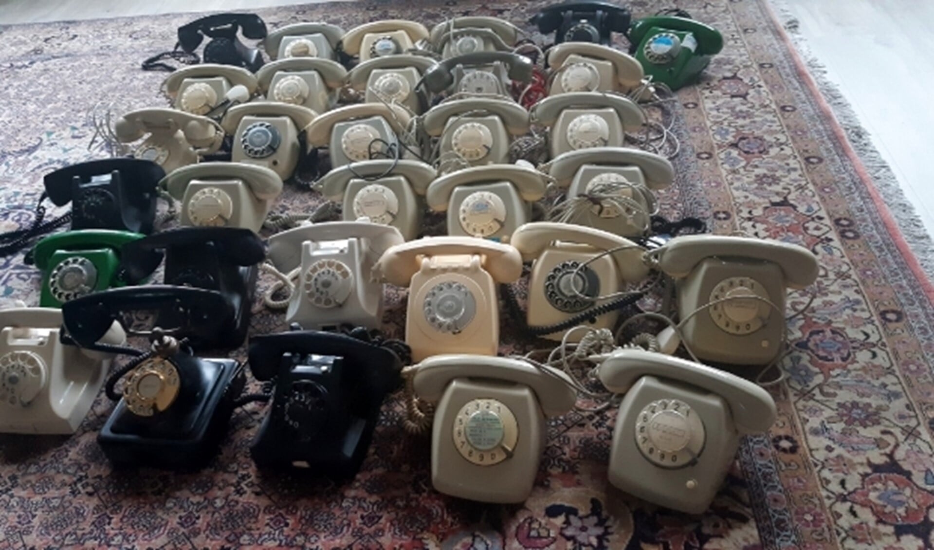 Deze telefoons met draaischijf wachten  op geld die ombouw tot Wonderfoon mogelijk maken. Help mee! Bel of doneer. Foto: Ineke van der Vet.