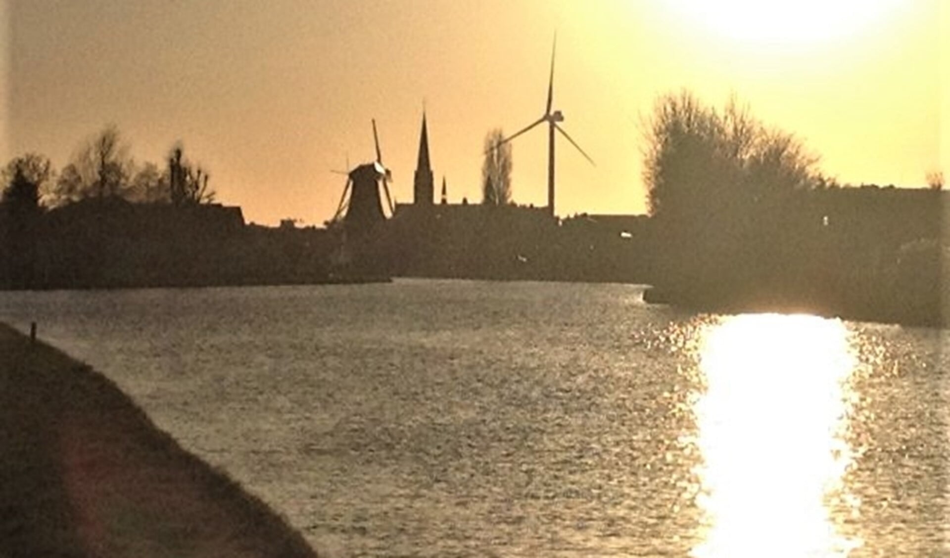 De skyline van Leidschendam met het silhouet van de windmolen in de (Haagse) Vlietzone (foto: pr).