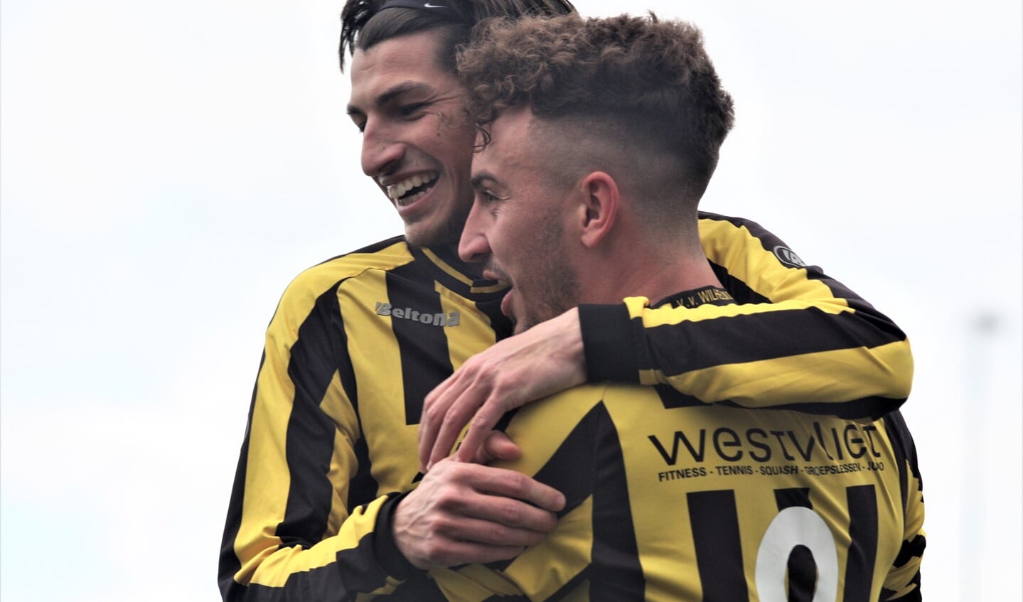 Jacky Adam (links) viert zijn 4-1 met Jake Smart, die zondag 2x voor Wilhelmus scoorde (foto: AW).