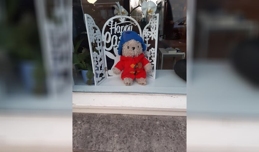 Knuffelbeer voor raam in Leidschendam-Voorburg. Zoek hem op, maak een foto en zet hem op de facebookpagina (foto: Fokje van der Veen).
