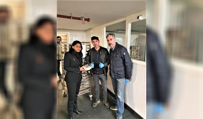 Kavita Parbhudayal, wethouder Zorg, Jeugd en Volksgezondheid in Den Haag, nam de eerste maaltijd in ontvangst.