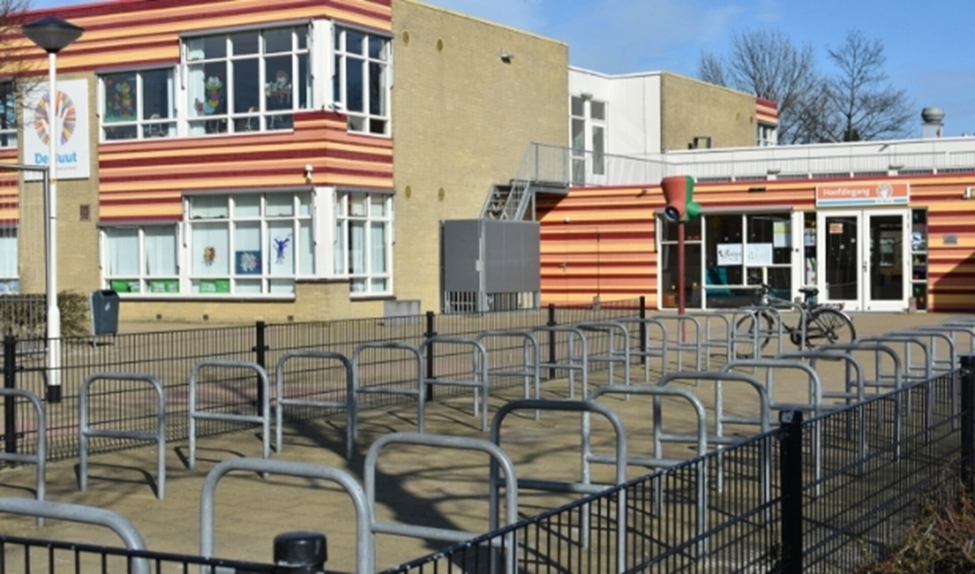 Een nagenoeg lege fietsenstalling bij basisschool De Buut in Noordhoven. Foto: RM