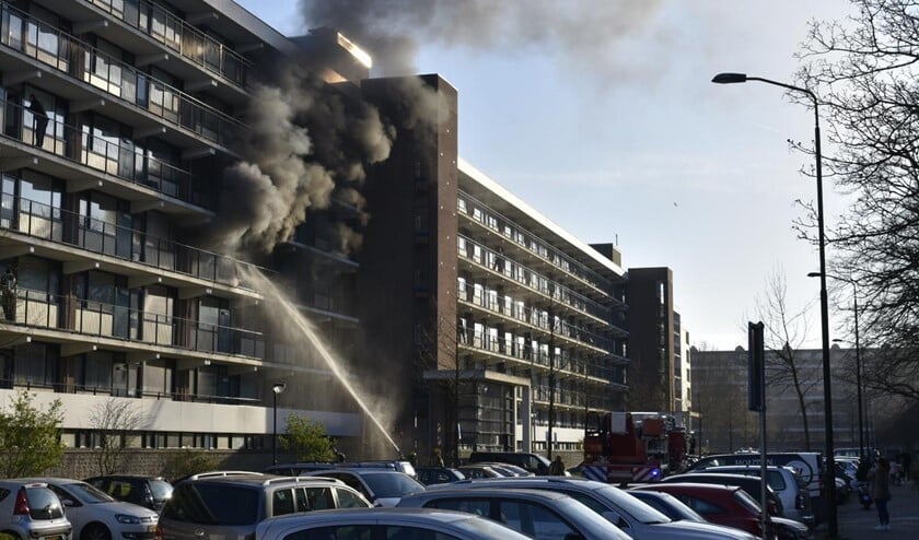 Veel rookvorming bij de keukenbrand in de flatwoning aan de Prins Johan Willem Frisolaan (foto: Lucien de Vries).