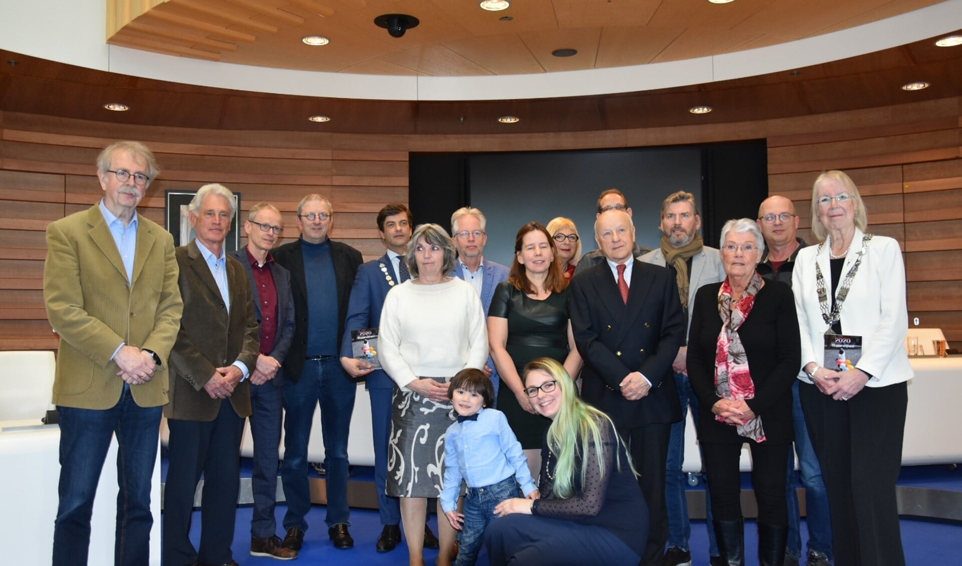 Dertien Oostlandse schrijvers, plus een gastschrijfster, op de foto met burgemeester Van de Stadt van Lansingerland en burgemeester Ravestein.