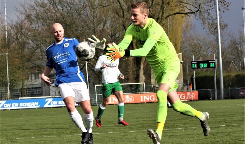 Zondag voor rust kwamen Nick Ammerlaan (links; Stompwijk’92) en zijn ploegmaten er nog niet aan te pas (foto: AW).