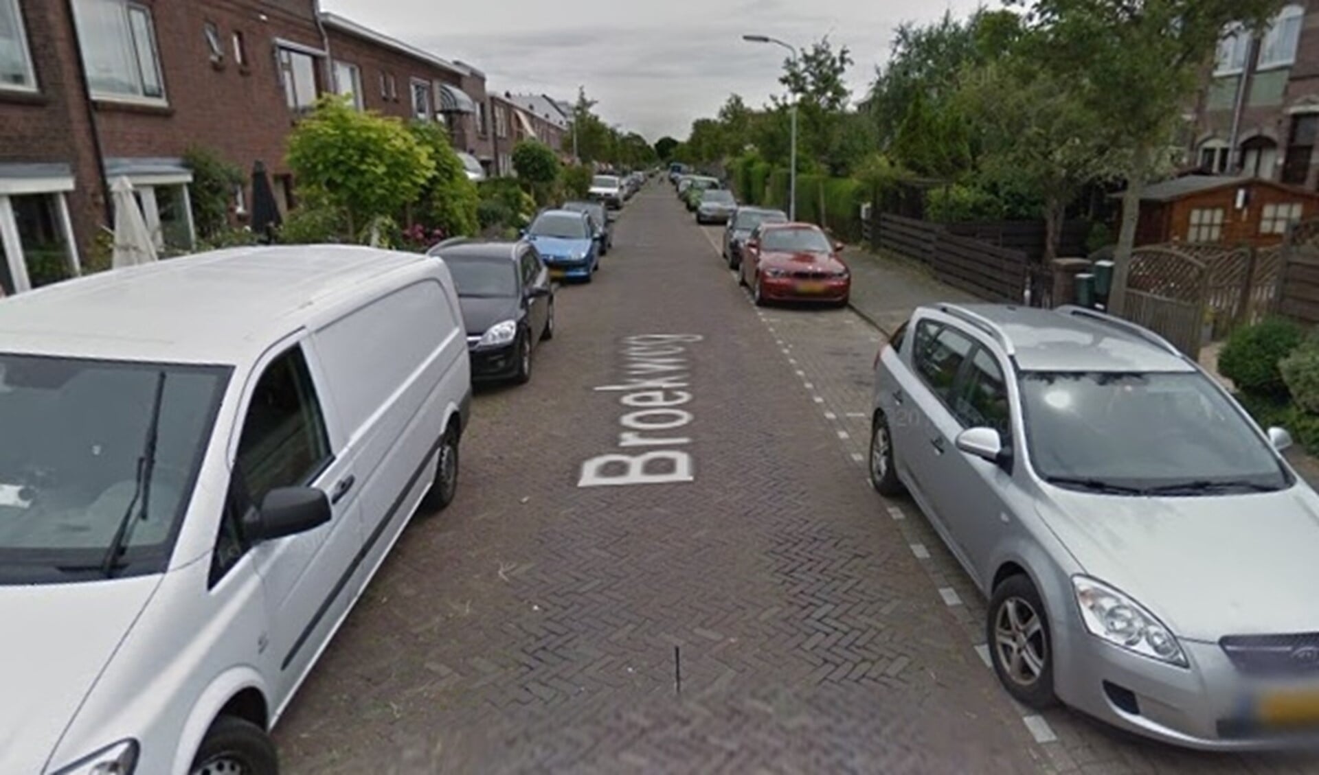 De doorgaande Broekweg in de Zeeheldenwijk in Leidschendam (foto: Google Streetview).