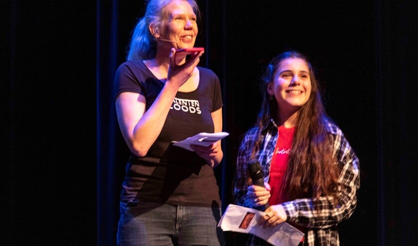 Eva Tsangaris schrijft, wat doe jij? Foto tijdens het Open Podium op 14 februari (archieffoto Henk Knoester).