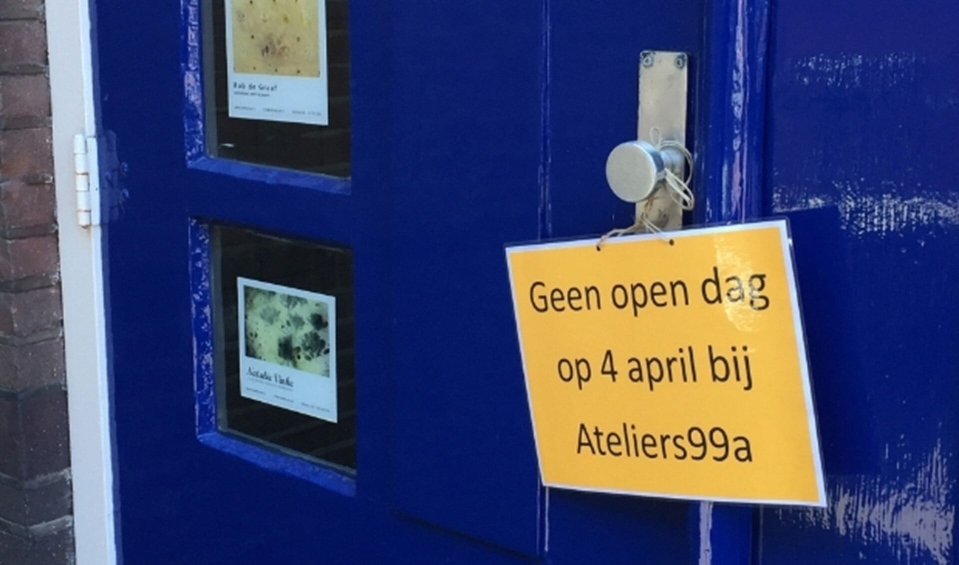gesloten deur Ateliers99a in de Dorpsstraat met mededeling