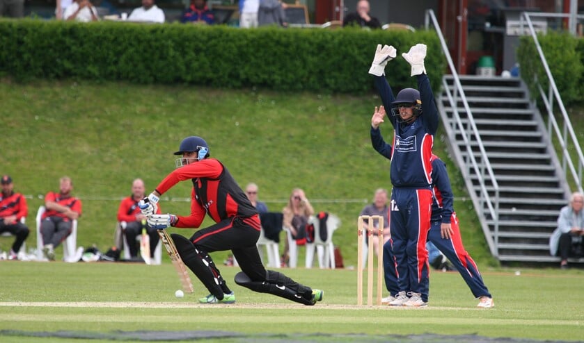 Wicketkeeper/ batsman Noah Croes (20), die hier appeleert, komt terug uit Australië (foto: pr VCC).