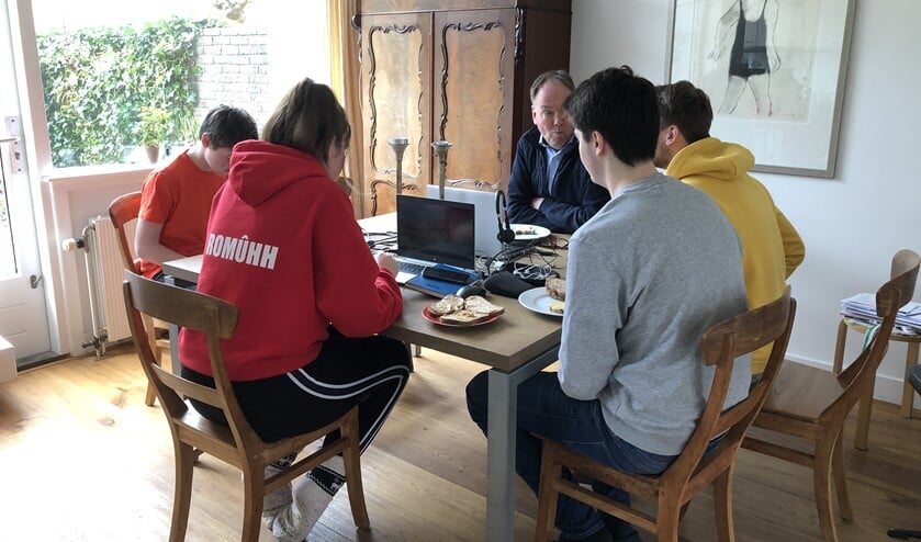 De familie de Koning uit Voorburg probeert zo goed mogelijk door de periode heen te komen met vier schoolgaande kinderen en twee thuiswerkenden ouders (Tekst: Inge Koot).