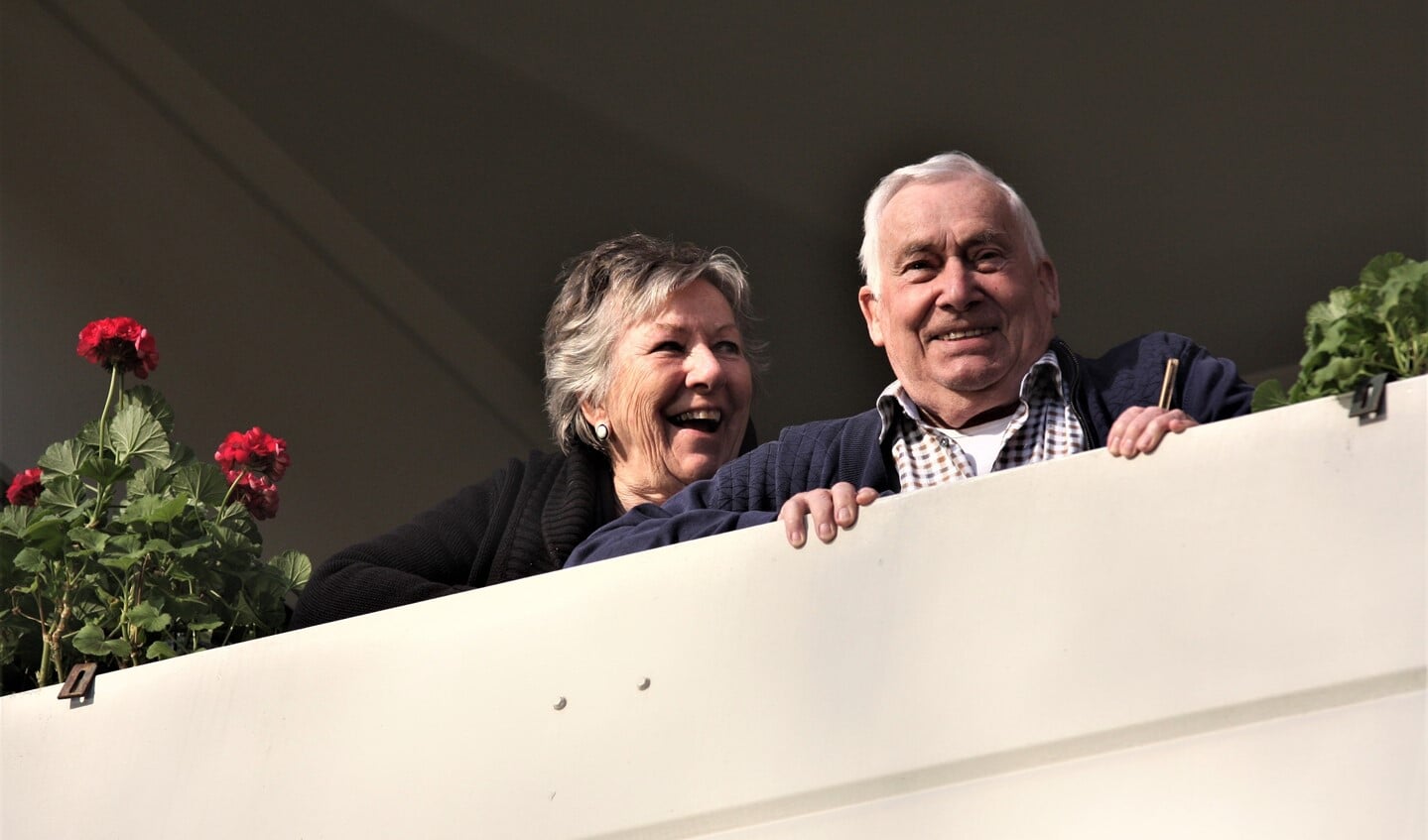 Els (72) en Ger (84) Dreijer nu; op hun balkon; “letterlijk achter de geraniums”, zegt Els (foto: AW).