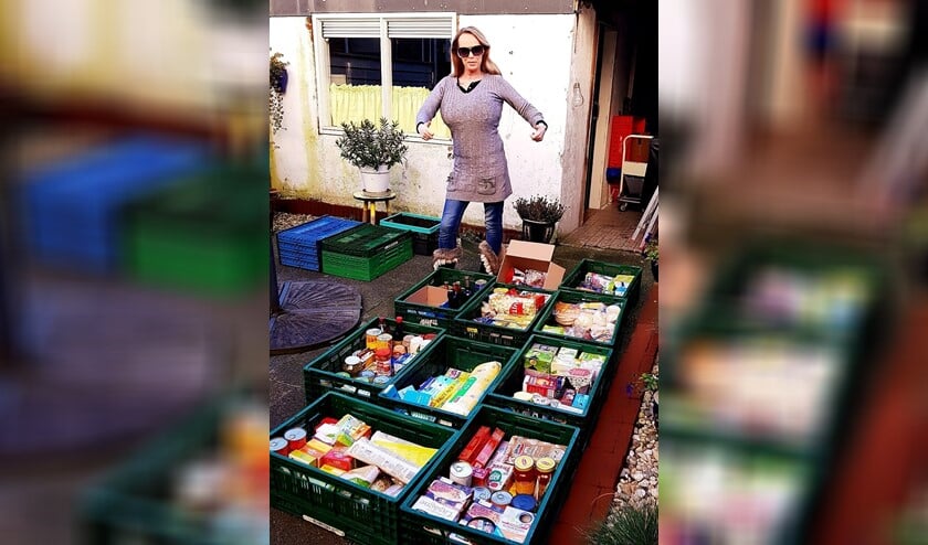 Een bijzonder initiatief van mevrouw Anja Koole-van de Graaf uit Leidschendam.
Zij vulde in een mum van tijd 10 kratten met donaties voor de Voedselbank.