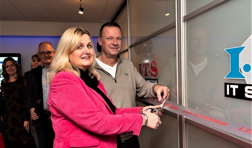 Ellis Groenevelt en Ronald Meijers verrichten de openingshandeling van ITS AV-solutions (foto: Beguin Media Totaal / Michel Groen).