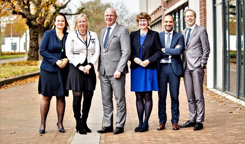 Het college van burgemeester en wethouders en de gemeentesecretaris (foto:Xandra Baldessari /gemeente Leidschendam-Voorburg).