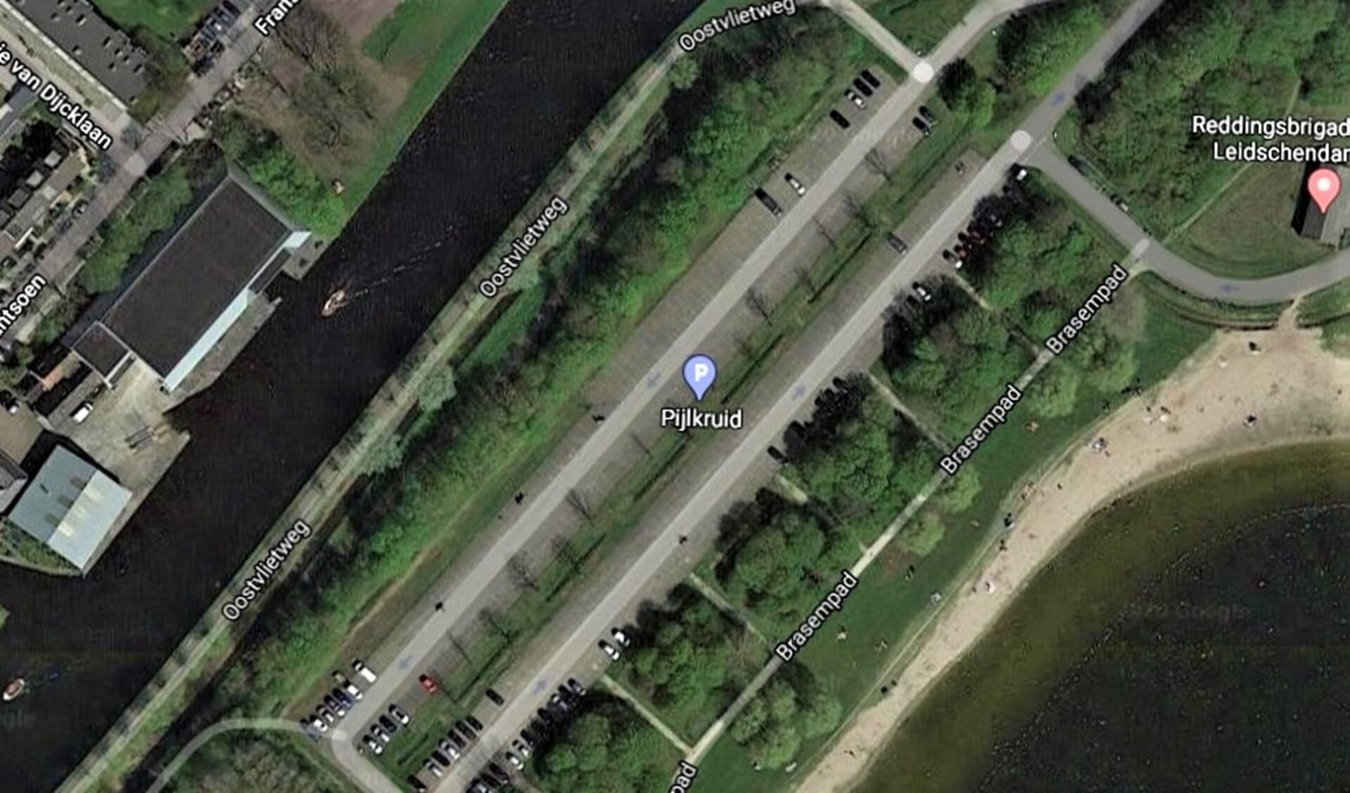 Het grote parkeerterrein van recreatiegebied Vlietland (foto: Google satelliet).