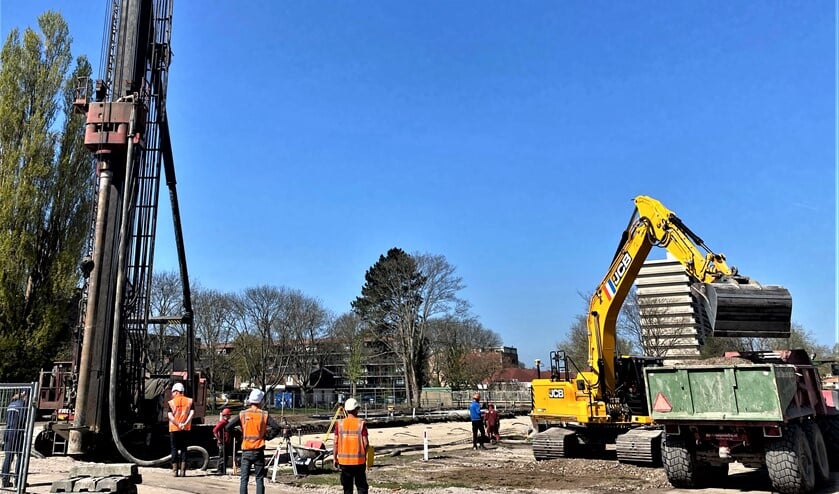 Aangepaste feestelijkheden bij de start van het heiwerk voor de bouw van 48 appartementen aan de Rijnlandlaan in Voorburg (foto: pr).