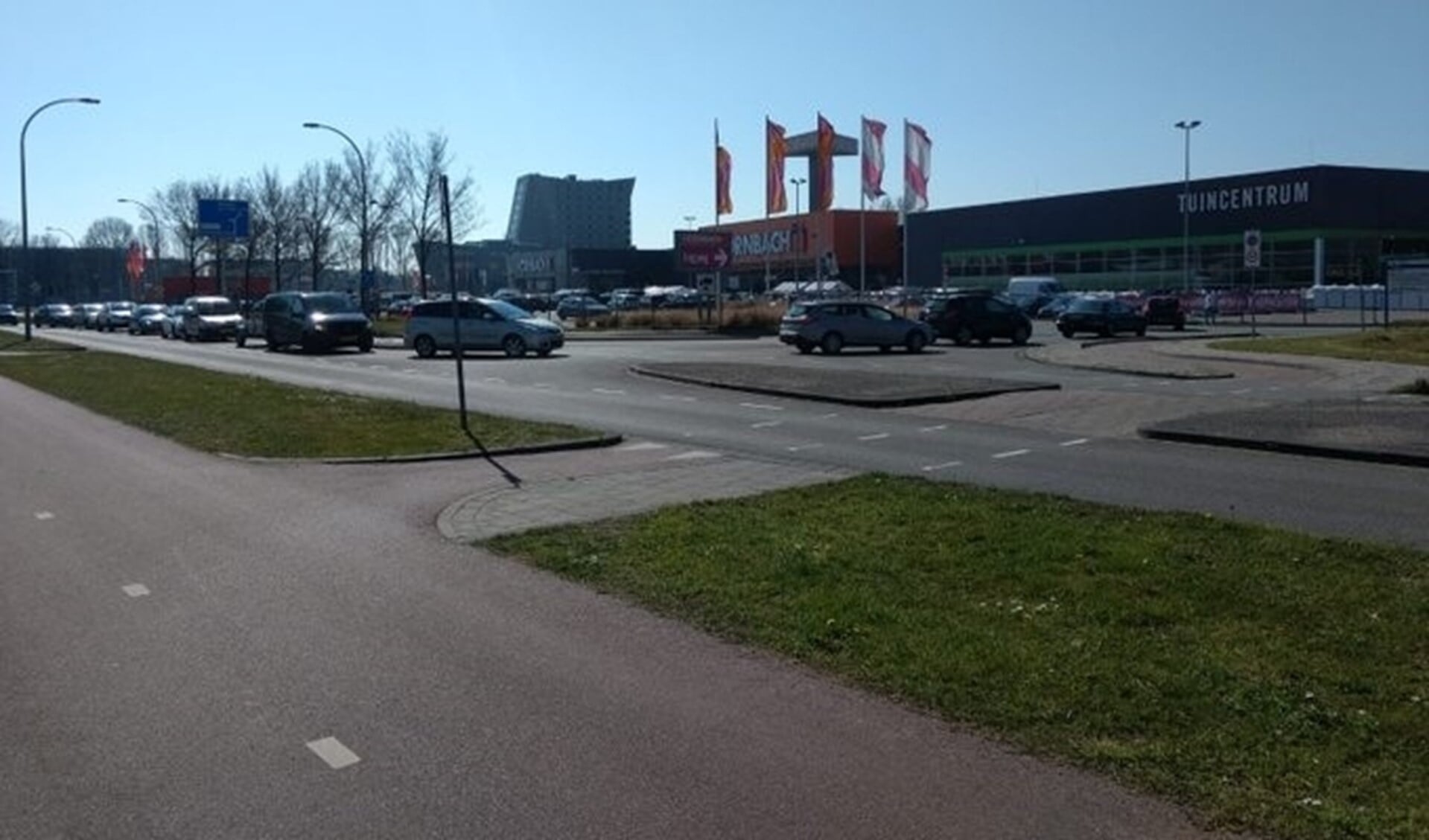 Op zondag stond er rond 12:15 uur al een file bij de bouwmarkt in Ypenburg. Foto: via twitter Wijkagenten Ypenburg