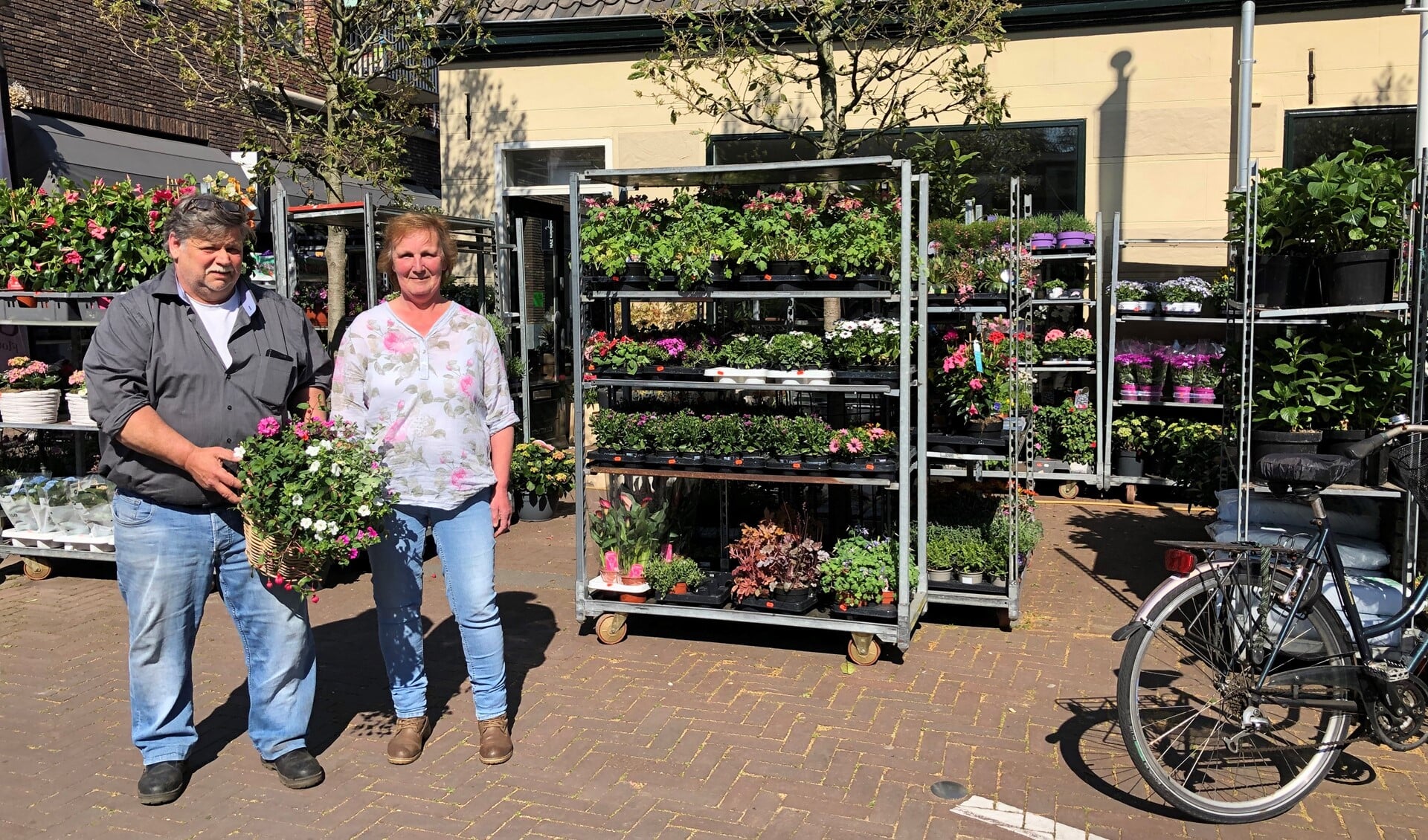 Piet en Gerda voor de gezellige winkel aan de Kerkweg in Pijnacker. Er zijn volop bloemen en planten!