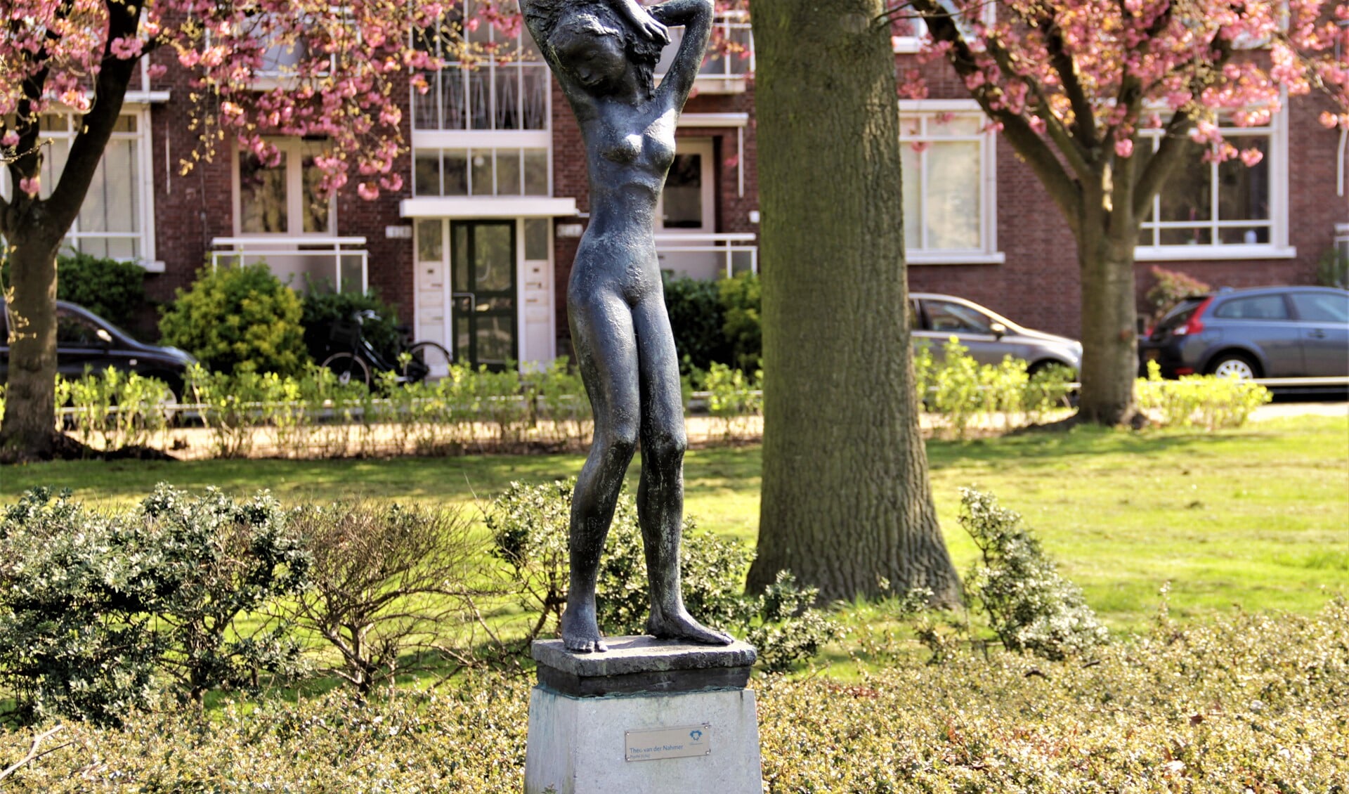 Psyche, een beeldhouwwerk van Theo van der Nahmer (1917-1989) in Voorburg (fotografie: Marian Kokshoorn).