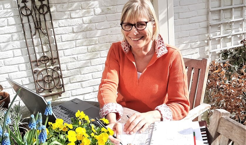 Met veel liefde voor de natuur en oog voor detail helpt Jetteke bij het inrichten van de tuin (foto: PR).