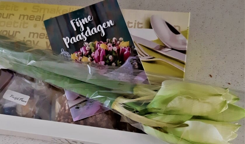 De bewoners kregen een paasontbijt in een luxe doos, met een kaartje en een amaryllis (foto: pr).
