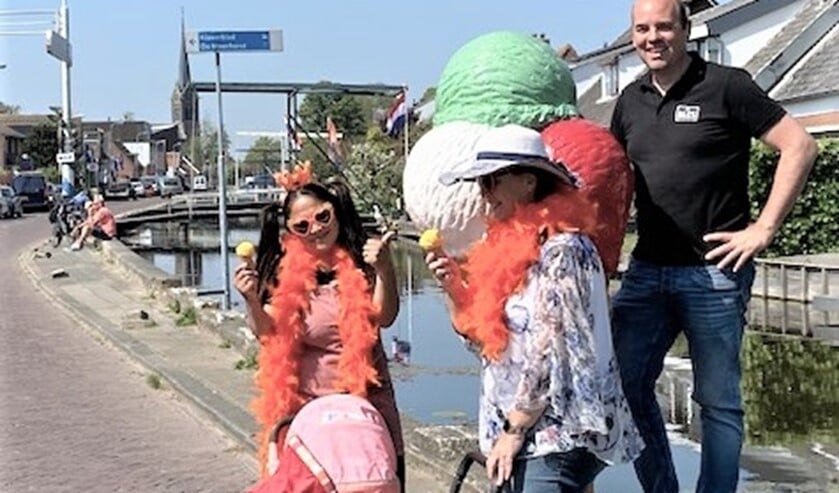Ook enkele oudere, jongere dames wilden wel een gratis ijsje en waren voor één dag weer even 14 jaar oud. Zij kwamen met hun poppenwagen langs bij De Bles en kregen ook een ijsje (foto: pr).