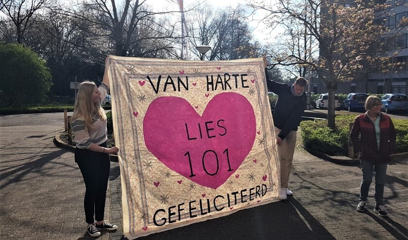 De familie zong de jarige toe bij het spandoek (foto's: Ap de Heus)).