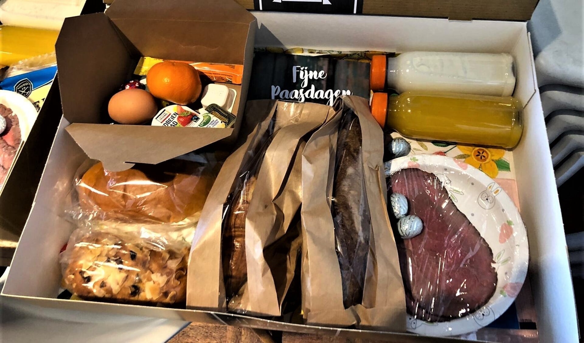 Een lekker luxe paasontbijt in een doos voor inwoners van Stompwijk die nu niet zo makkelijk het huis uit kunnen (foto: pr).