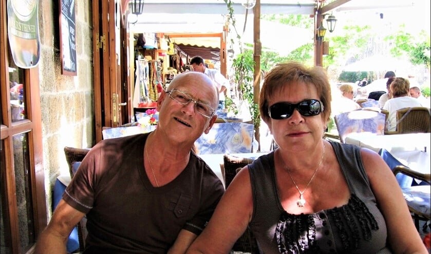 Henk en Anneke Jautze waren 52 jaar getrouwd, maar Anneke is onlangs overleden aan het coronavirus (familiefoto. Tekst: Carolien Noordhuizen, HagaZiekenhuis).