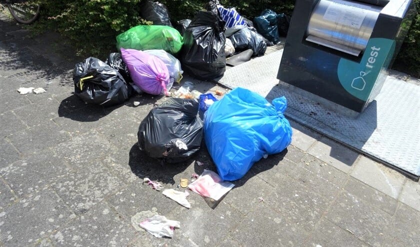 Helaas een dagelijks straatbeeld in Voorburg. Zeker als Avalex niet op meldingen van volle containers reageert (foto: Ap de Heus).